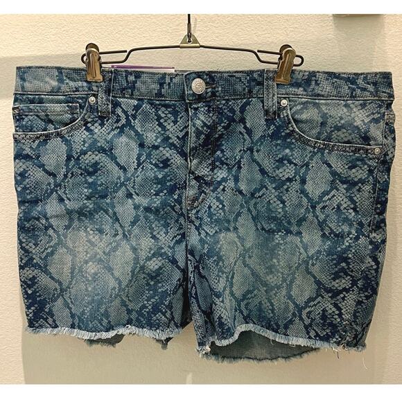 Seven7 NWT Weekend Short women’s 16, Python Indigo. Sits at waist. Frayed hem - Picture 2 of 6
